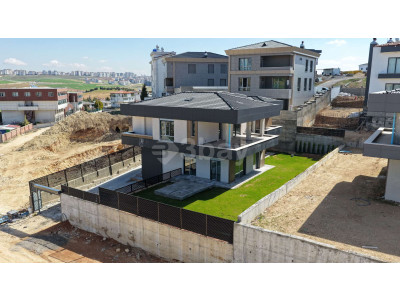 KIZILHİSARDA LÜKS VE HUZURLU 4+1 SATILIK VİLLA